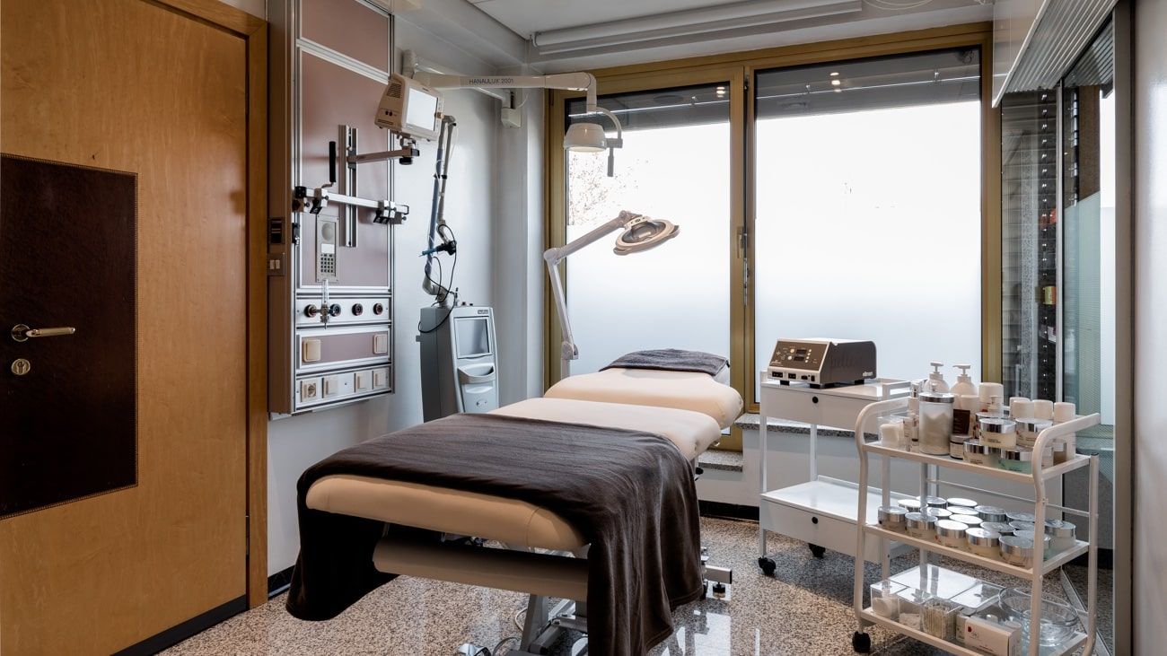 Medicinska soba za posege z ležalnikom, sodobno opremo in zastekljenim oknom s peskanim steklom